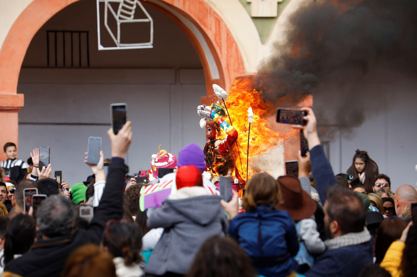La quema del dios Momo pone punto y final al Carnaval de Córdoba 2023, en fotografías