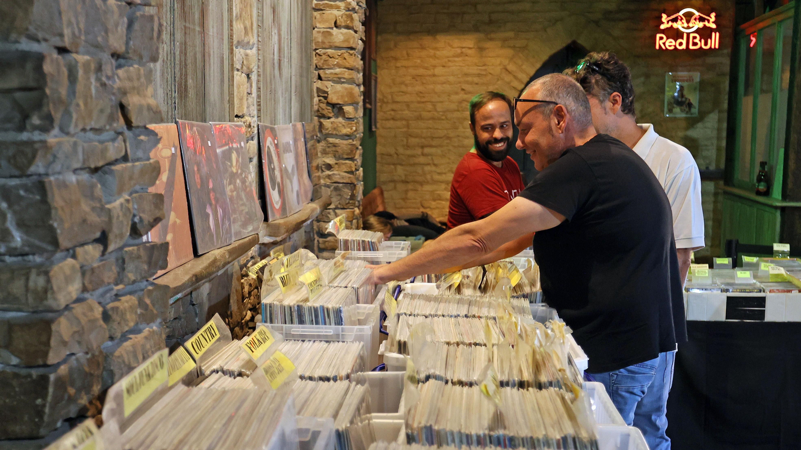 Buen ambiente en la I Feria del Disco en la Plaza Canterbury de Jerez