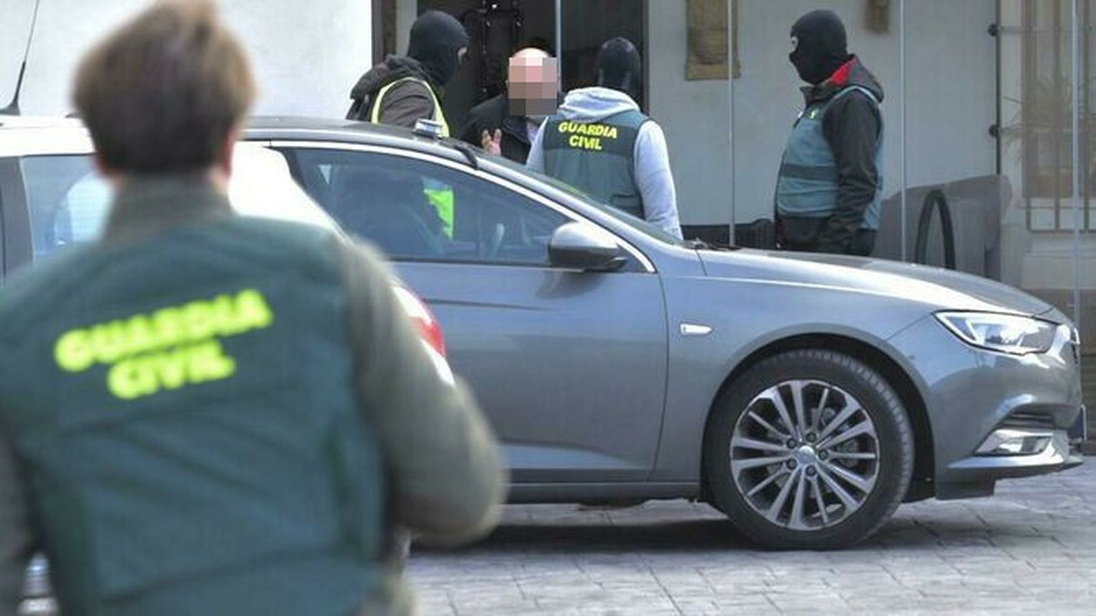 Los agentes de la Guardia Civil durante uno de los registros.