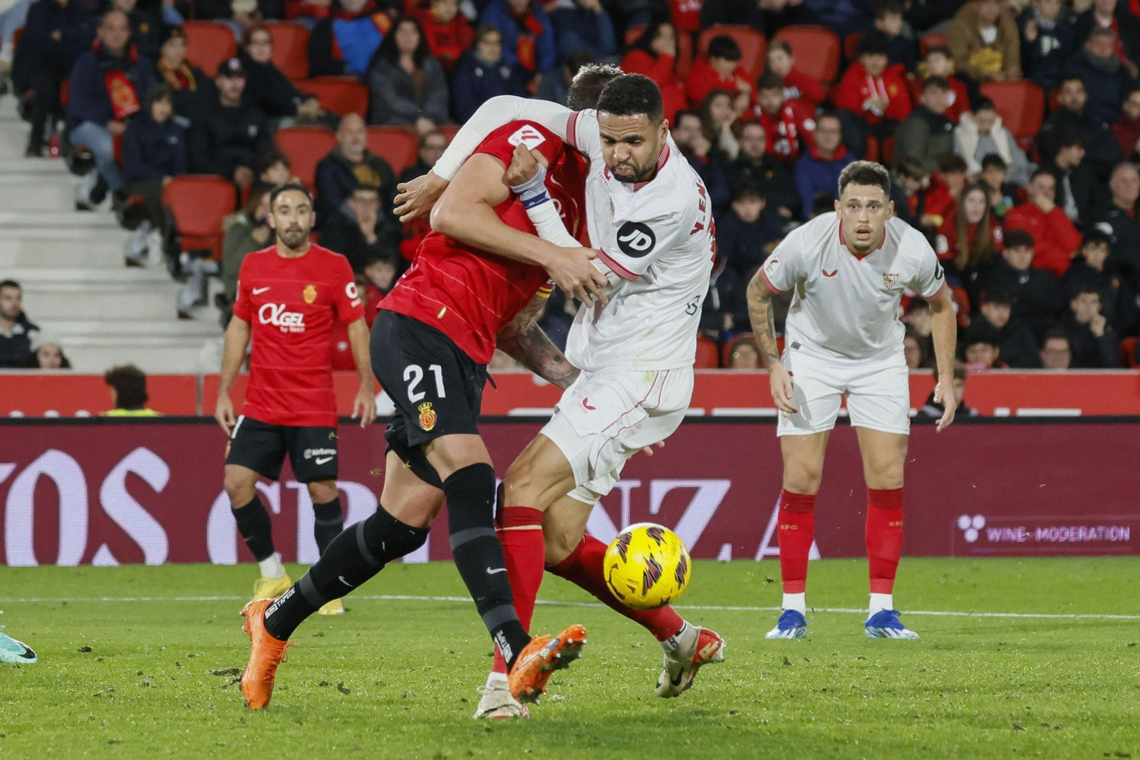 En-Nesyri se enreda con Raíllo, que le hizo un penalti por agarrón claro en el minuto 33.