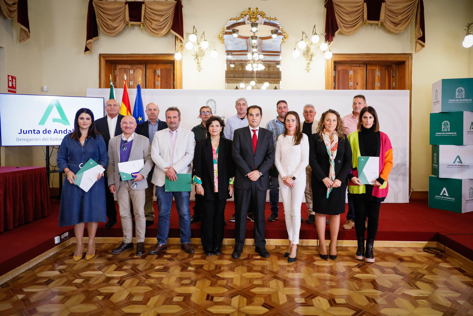 Los alcaldes beneficiarios junto a los responsables de la Junta tras recibir las ayudas.