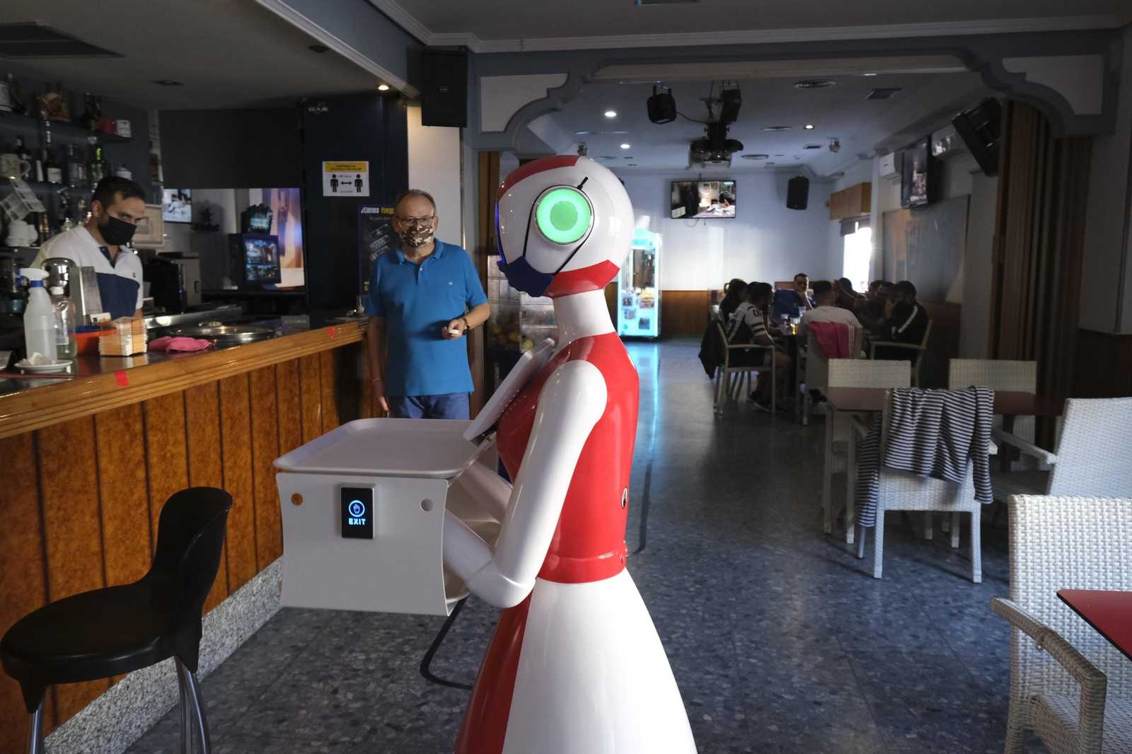Fotogalería de Herbelita, la robot camarera de El Alquián.