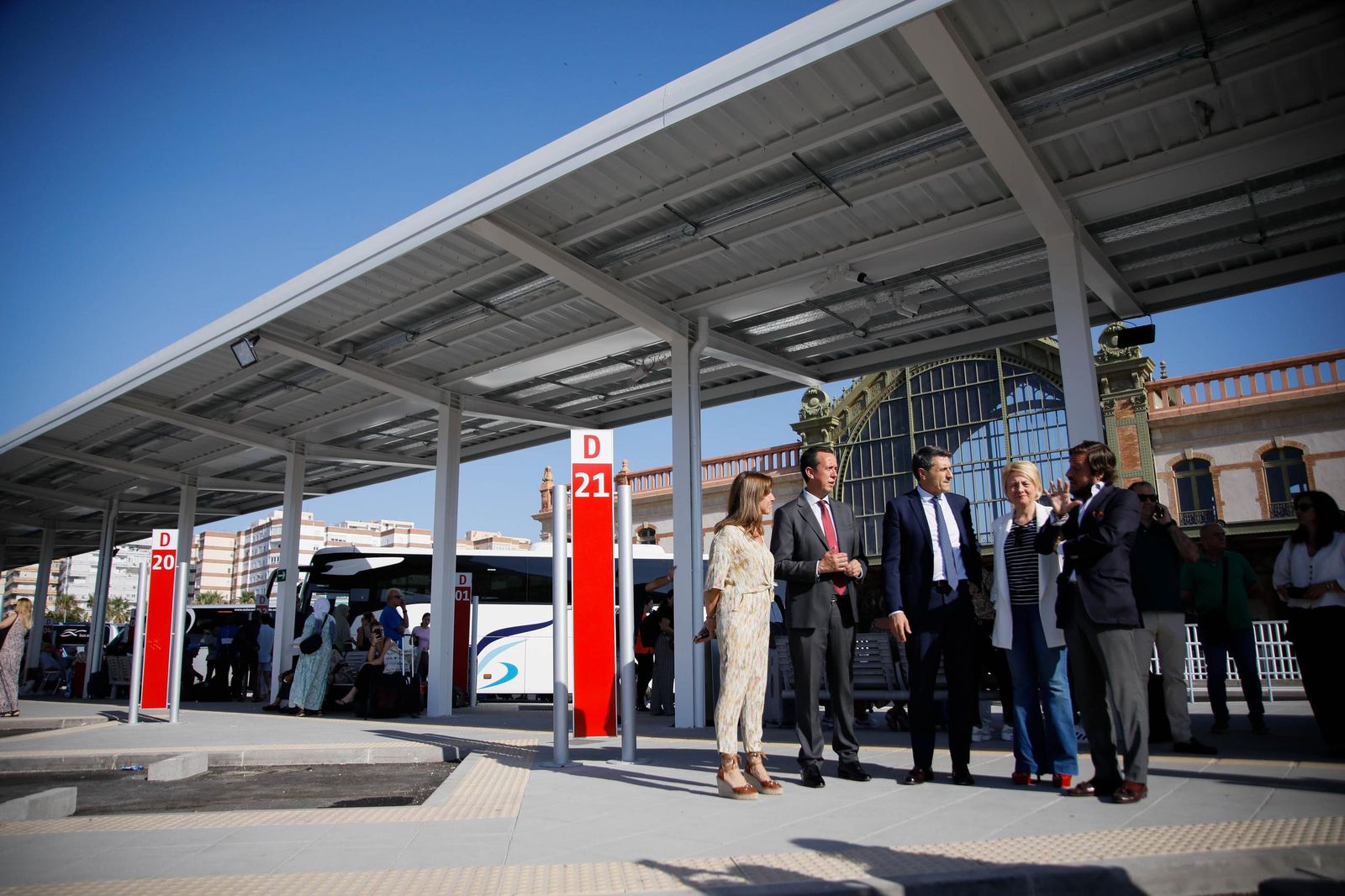 El delegado del Gobierno, Pedro Fernández, visita la estación histórica de Renfe en Almería, en imágenes