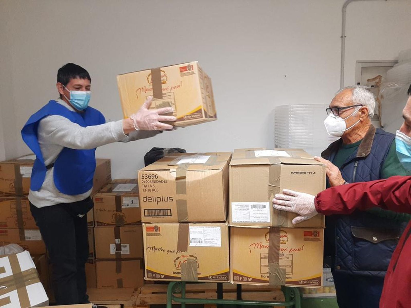 Entrega de cajas de productos de primera necesidad en La Carlota.