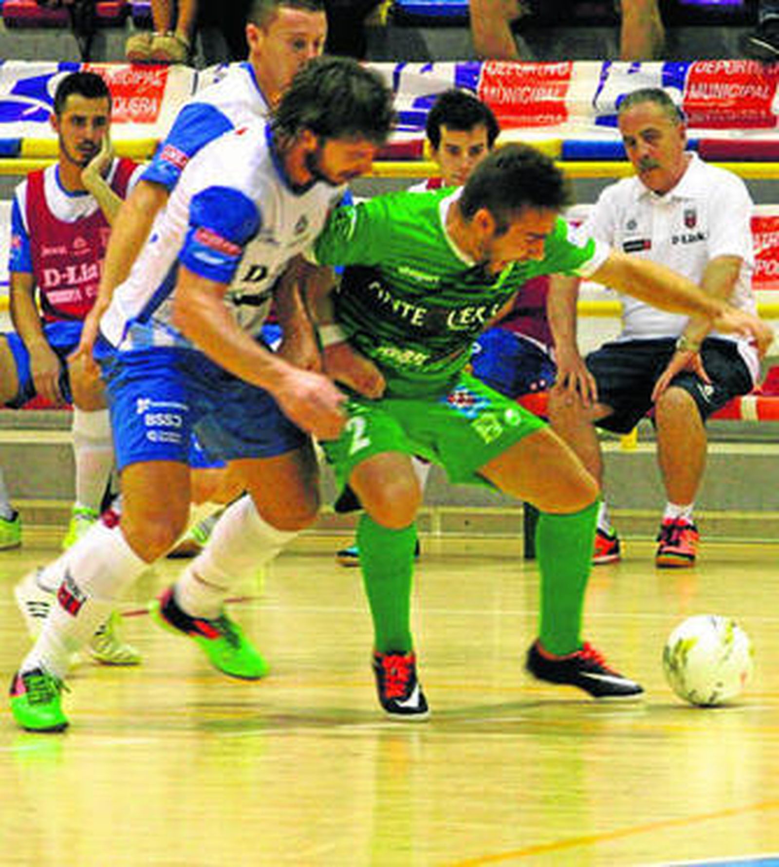 Cecilio encara portería encimado por un rival.