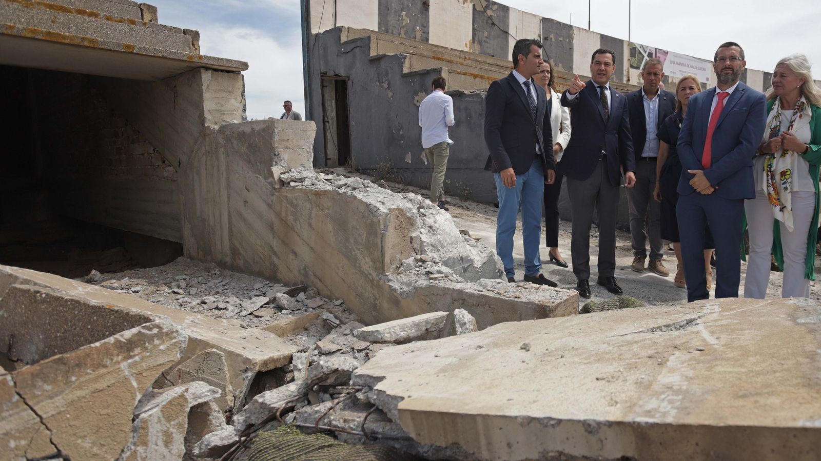 Fotos de la visita de Juanma Moreno al estadio municipal de La Línea