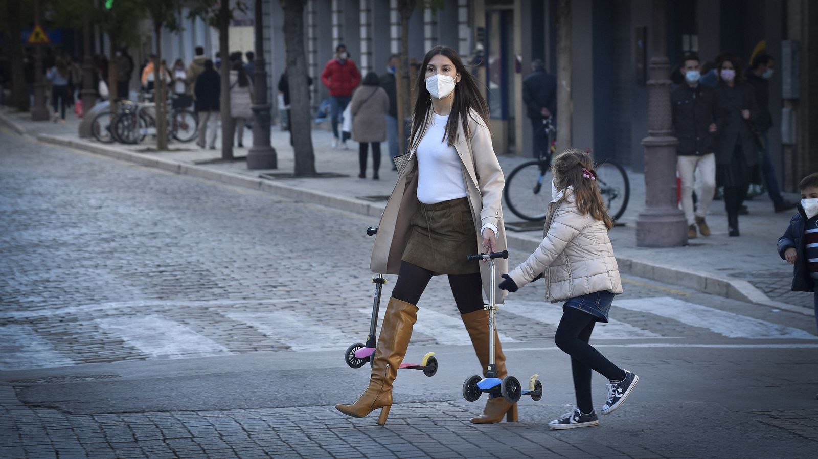 Sábado de ambiente, y encendido de luces de Navidad en Sevilla