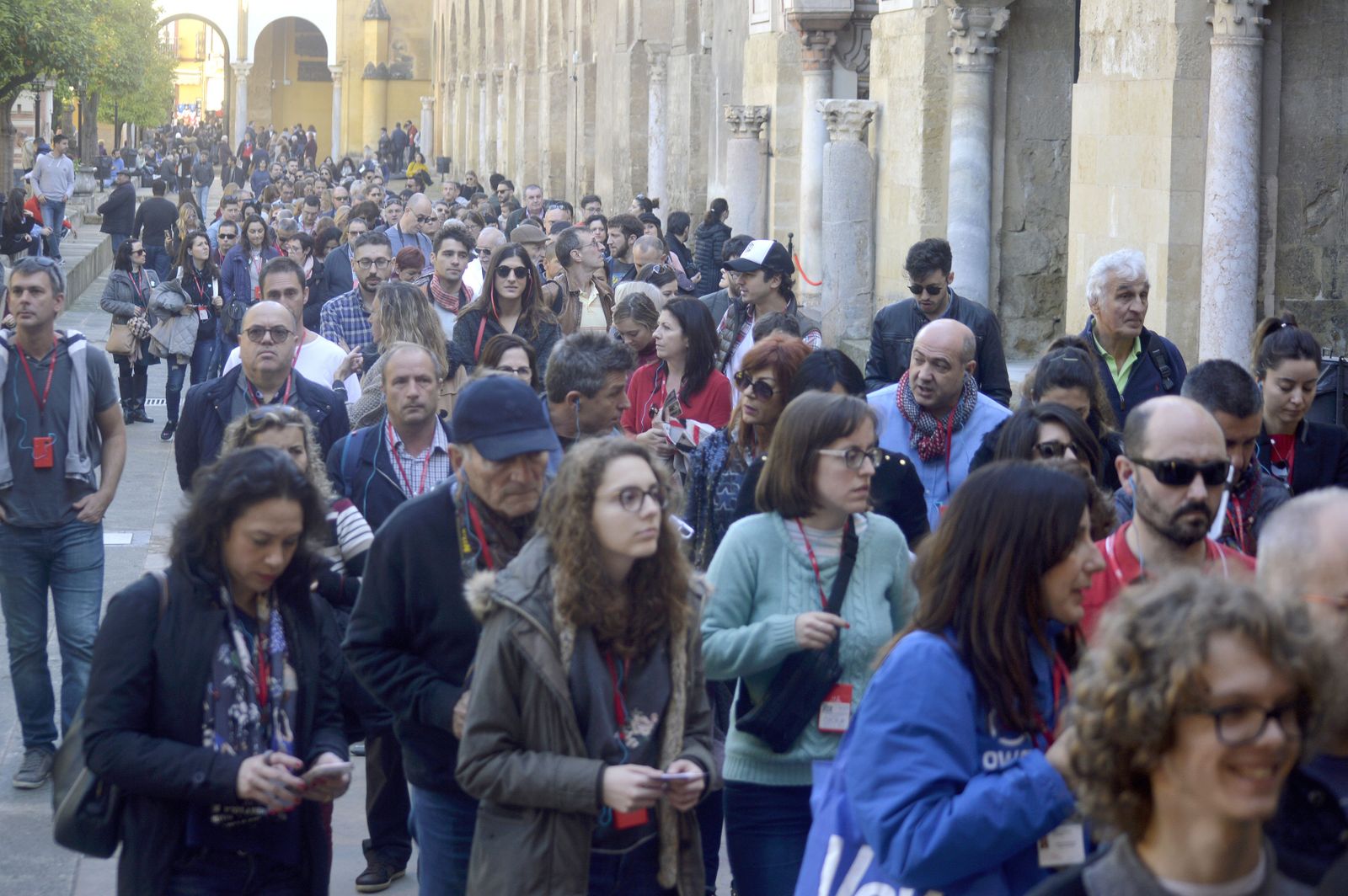 Un grupo de turistas espera su turno para poder visitar la Mezquita-Catedral.