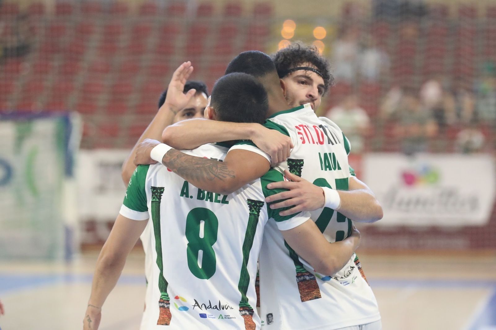 Los jugadores del Córdoba Futsal celebran un gol ante el Peñíscola.
