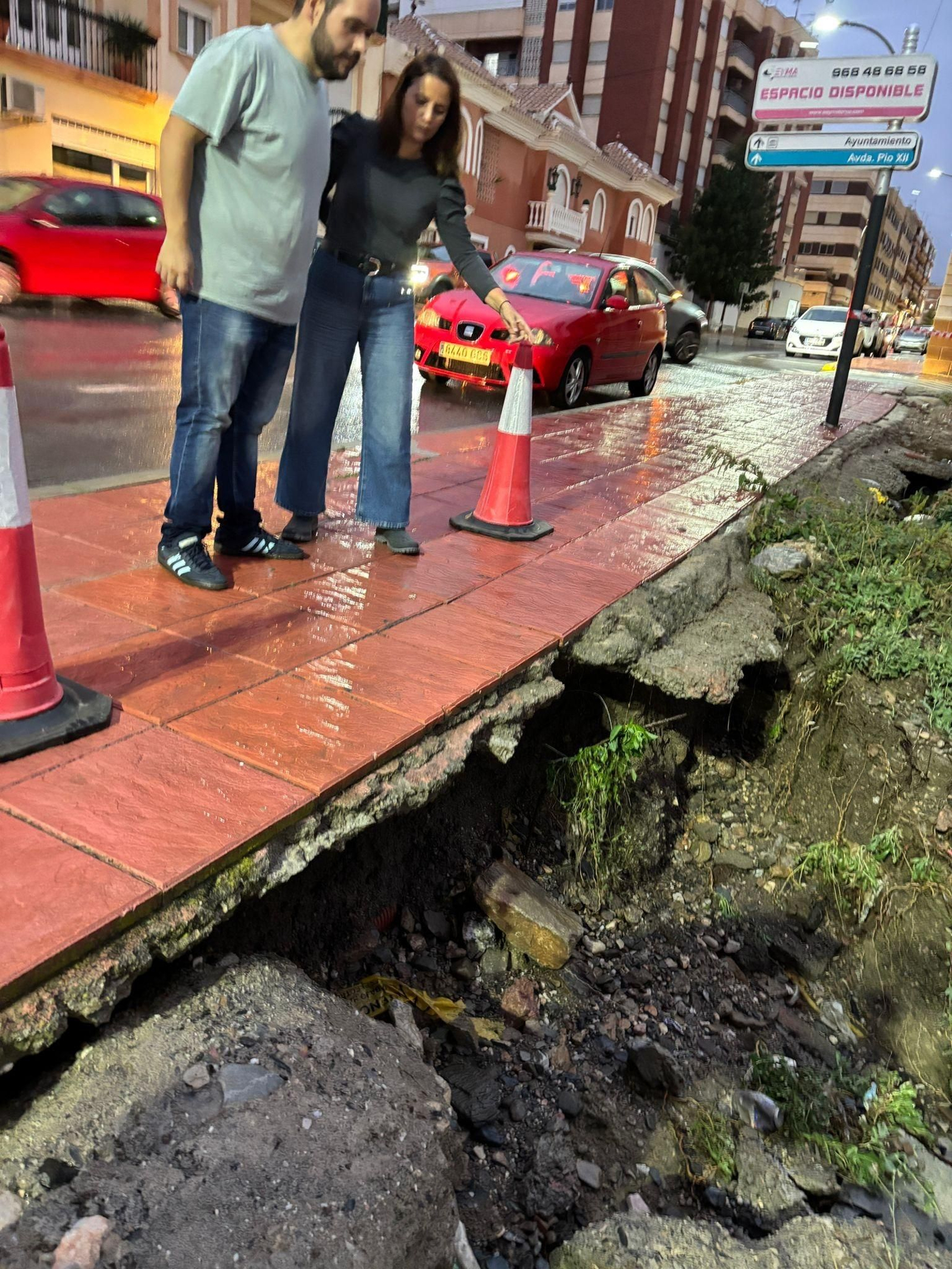 Así ha quedado este tramo de la calle Ramón y Cajal tras las lluvias de este jueves.