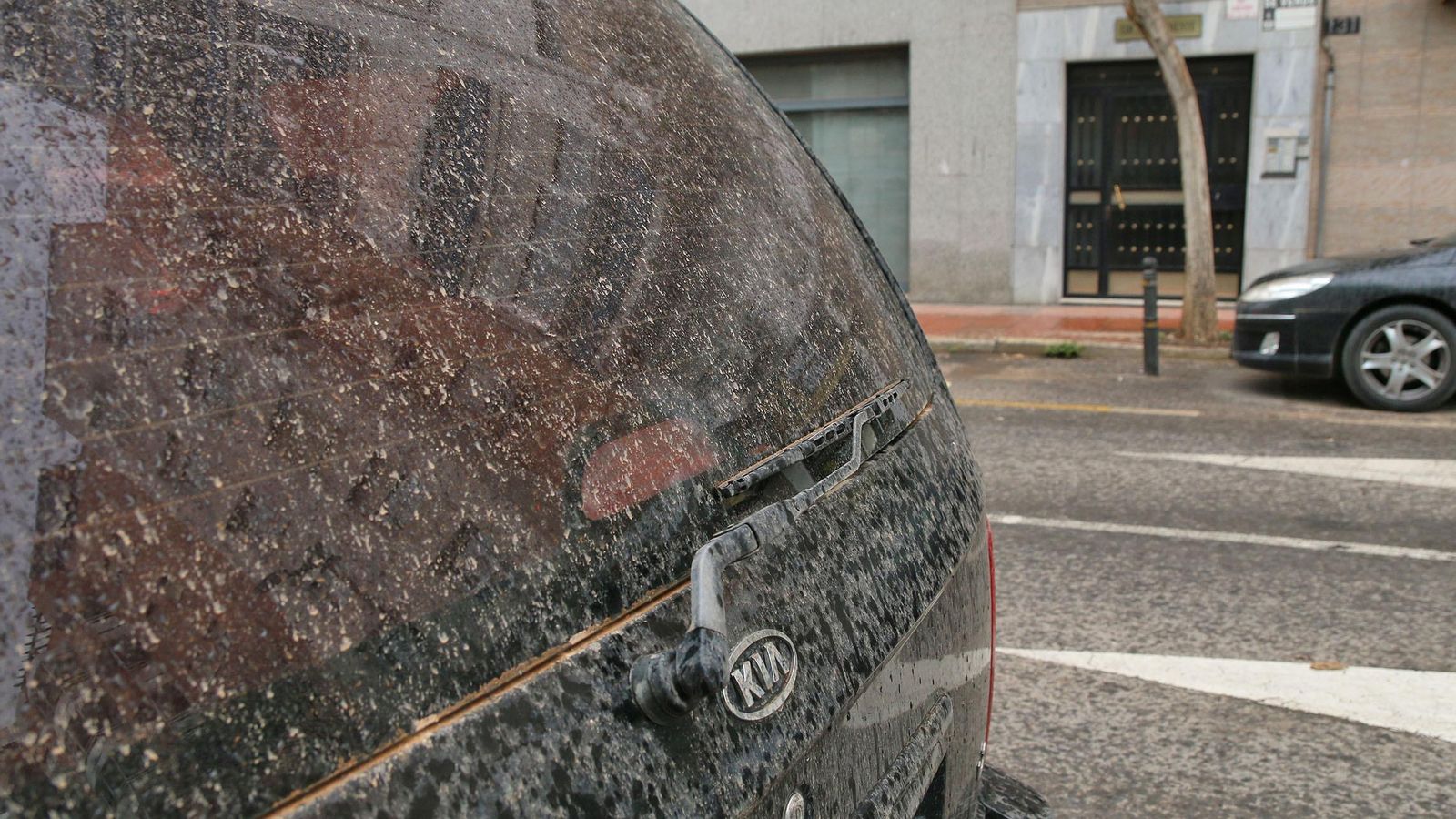 Los coches cubiertos de barro tras la calima y las lluvias.