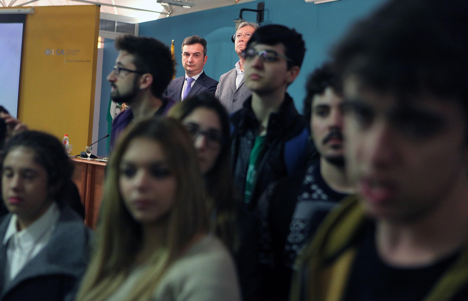 Alumnos en una asamblea de 2014 tras conocerse el caso de las tarjetas black. Mazo, al fondo.