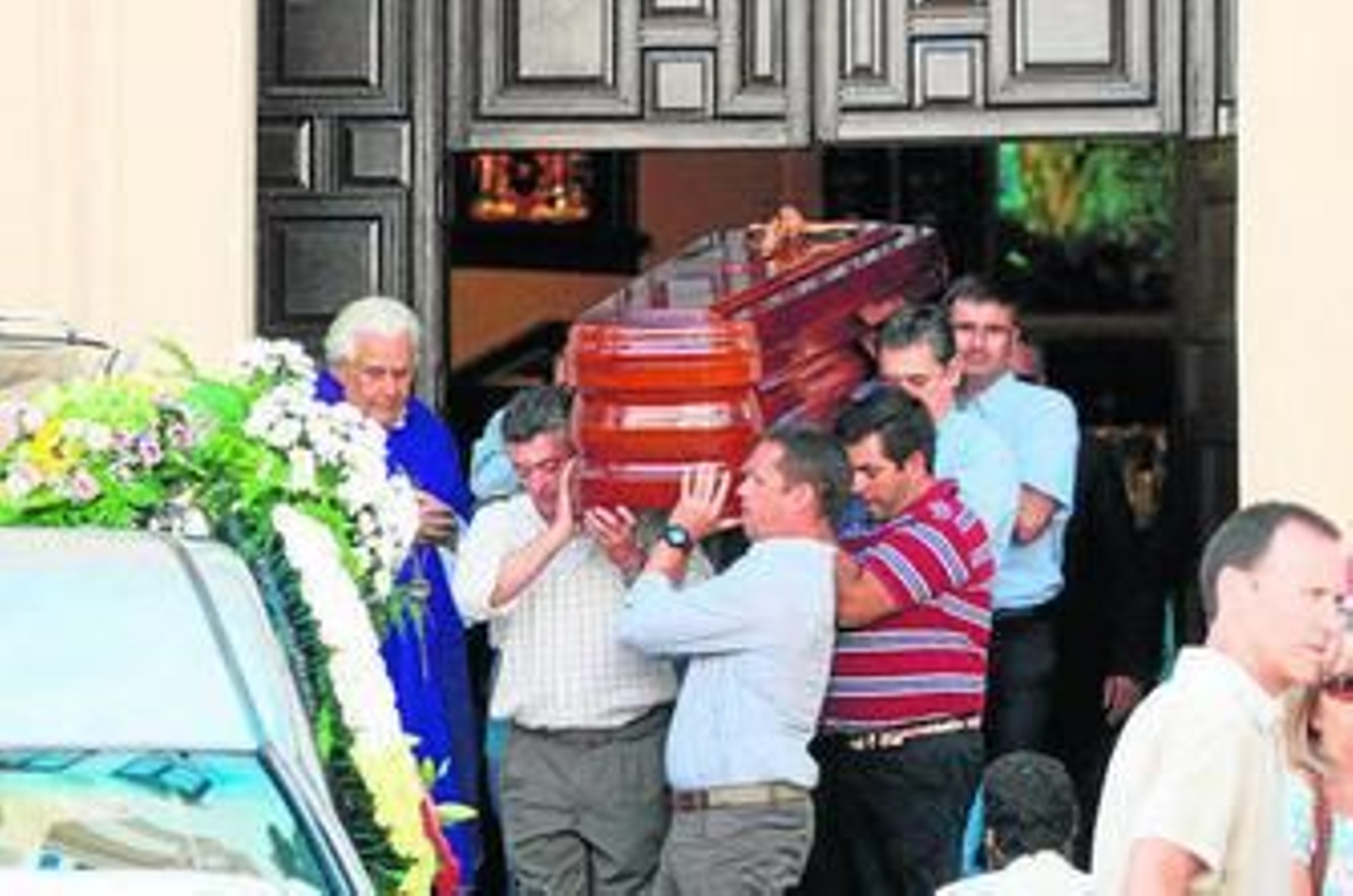 Familiares y amigos portan el féretro del entrenador cordobés Alfonso Guerrero.