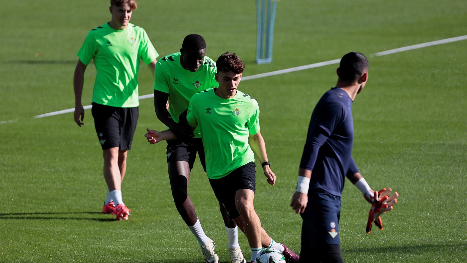 Mendy presiona a Mateo en presencia de Jesús Rodríguez.