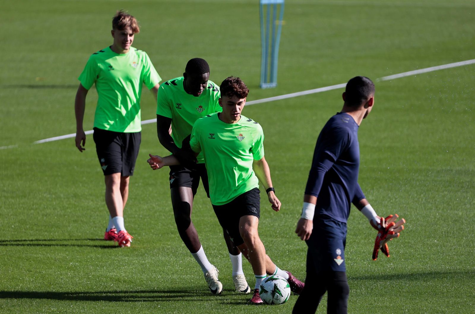 Mendy presiona a Mateo en presencia de Jesús Rodríguez.