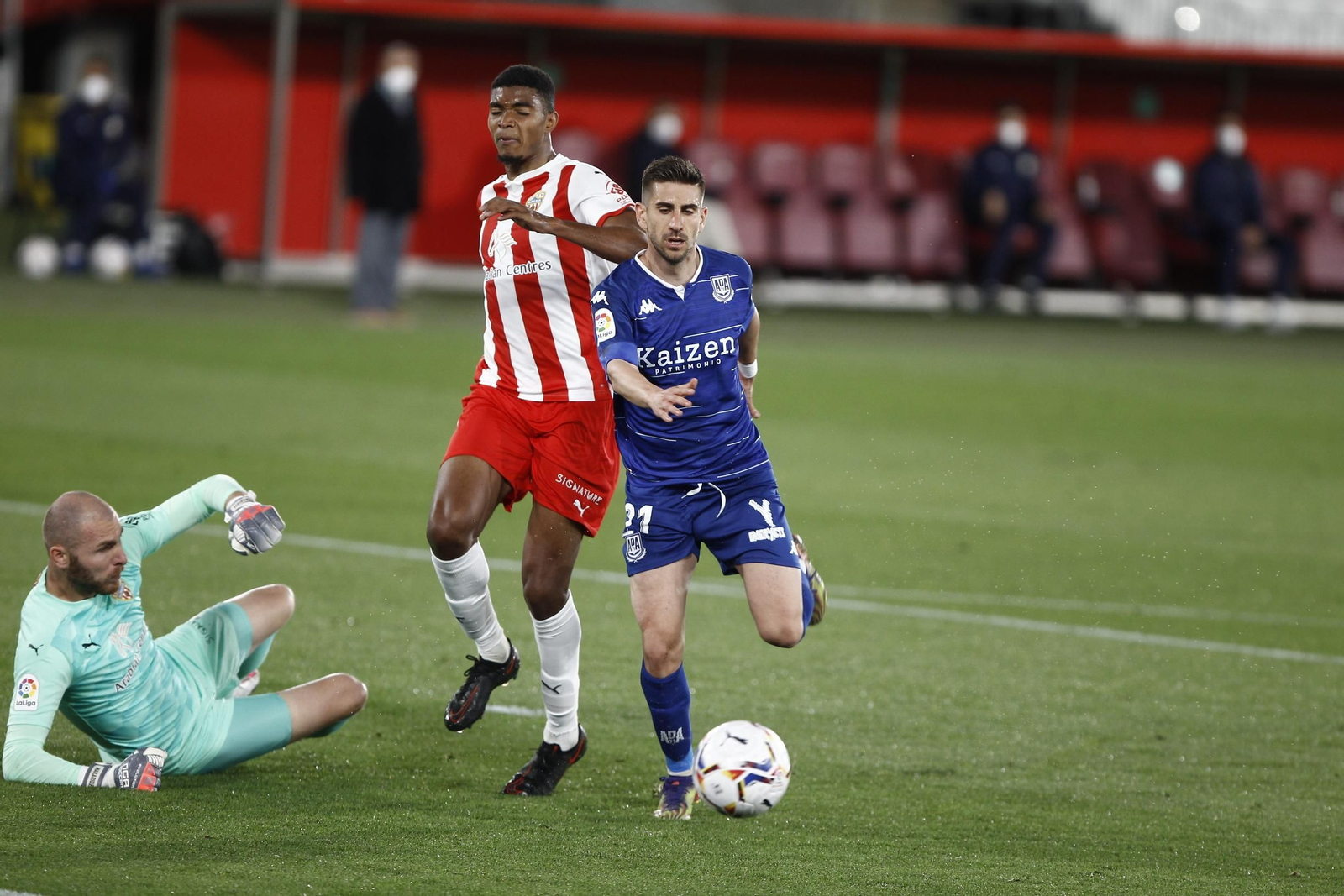 Ivanildo estuvo muy atento al cruce, con solvencia