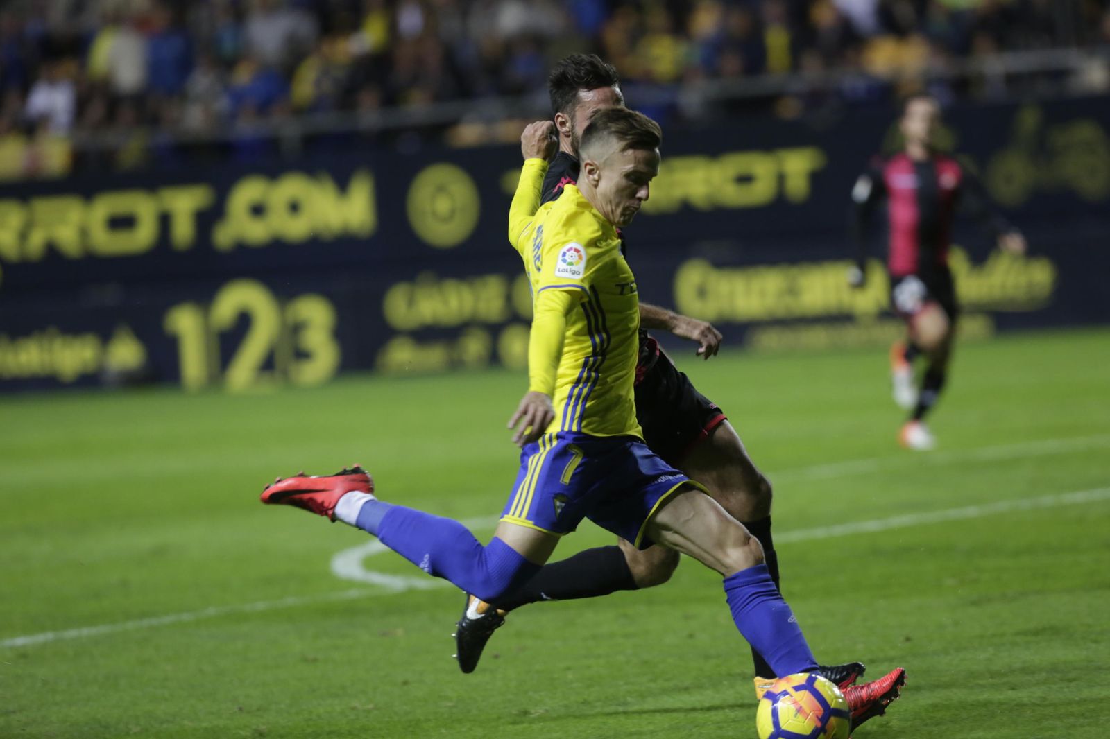 Salvi golpea el balón durante el partido contra el Reus.