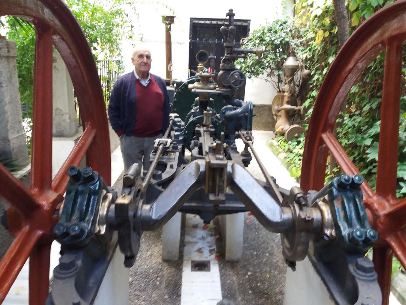 Giménez Yanguas, con una de sus máquinas, en una imagen de archivo.