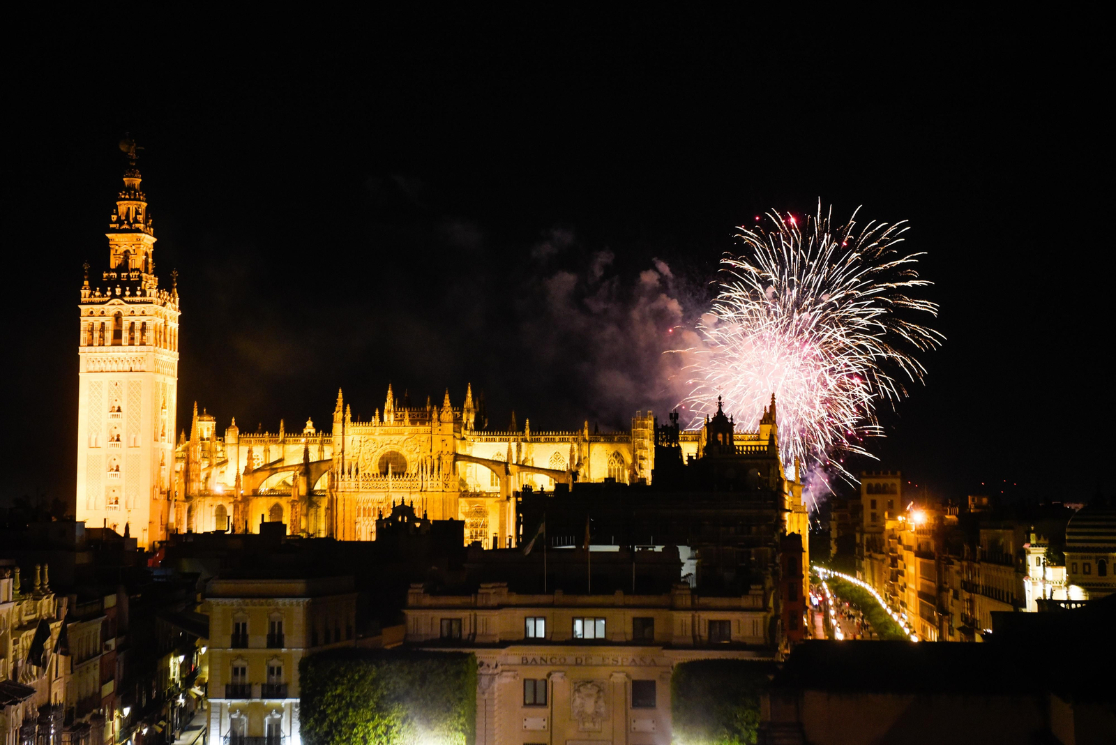 Las imágenes de los fuegos artificiales de la Feria de Sevilla 2024