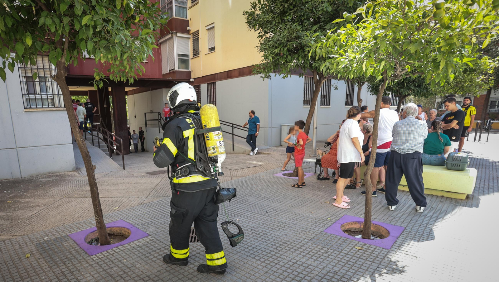 Imágenes de la intervención en un incendio en García Figueras en Jerez