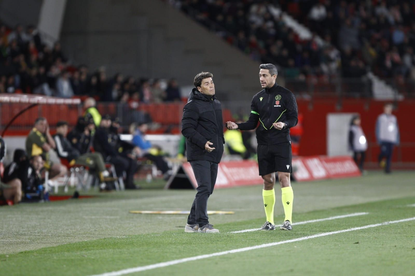 Rubi comenta una acción del partido contra el Oviedo con el cuarto colegiado