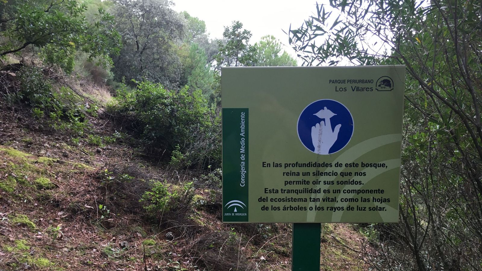 Cartel en el sendero de la Tranquilidad, en Los Villares.