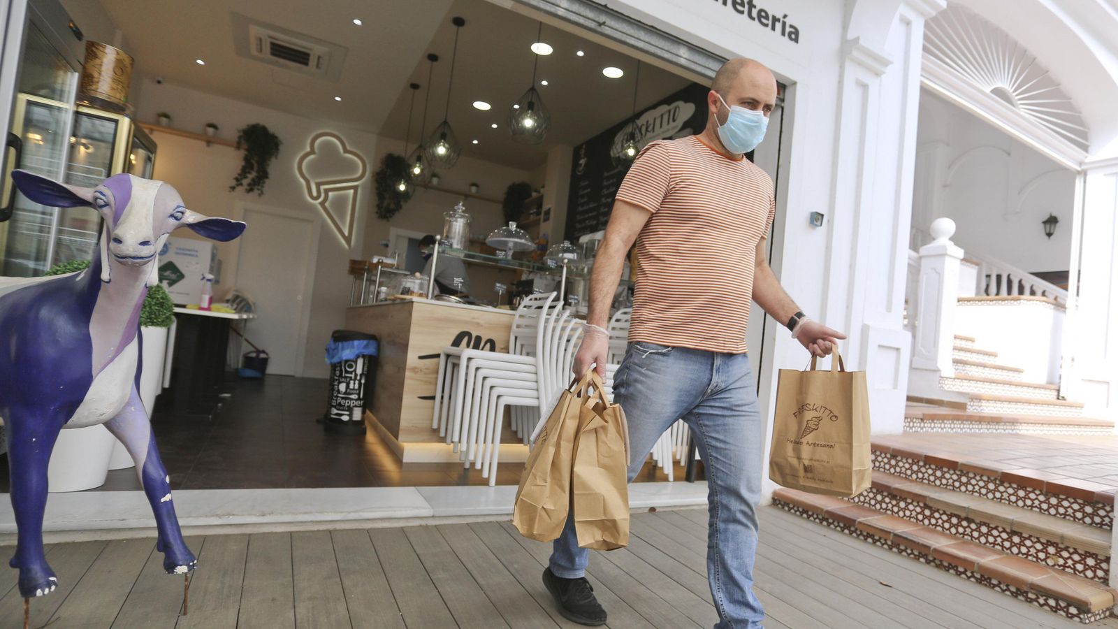 José Romero sale a repartir sus delicias heladas.
