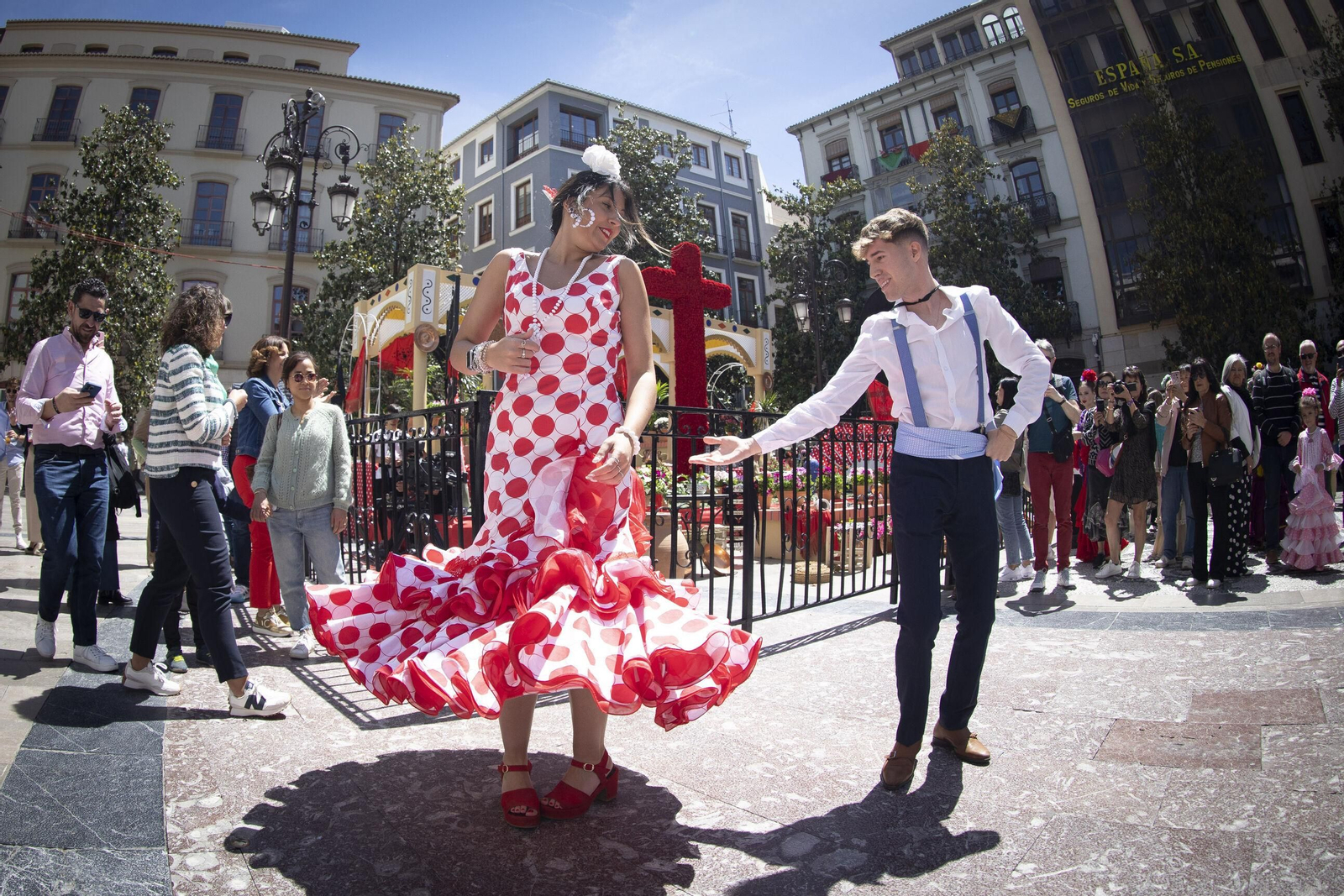 Granada se echa a la calle en las Cruces de mayo, que duran dos días, y con algunos problemas de botellón