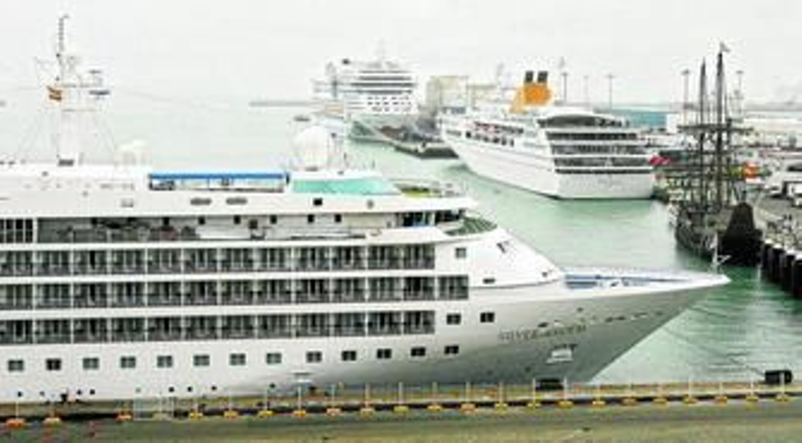 Tres de los cuatro buques que hicieron ayer escala en Cádiz, con el galeón La Pepa en medio.