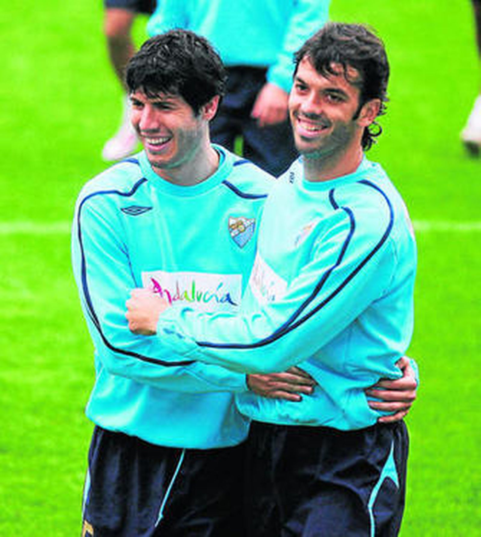Iban Cuadrado (d), abrazado a Albert Luque durante un entrenamiento con el Málaga.