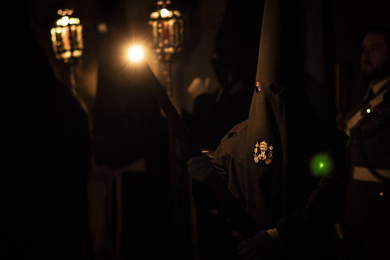 Silencio y oscuridad: las mejores fotos de la procesión del Cristo de la Misericordia de Granada