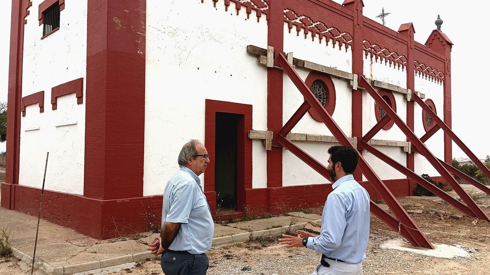 Los dos arquitectos, el de la Diócesis y el de la comisión pro-restauración, durante la inspección a la ermita que se ha realizado esta misma semana.