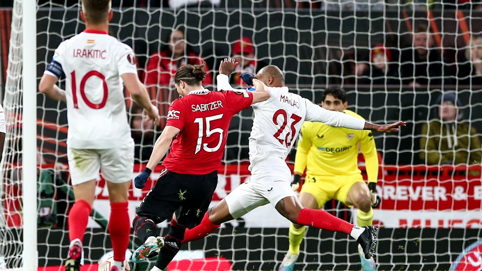 Marcao intenta tapar el disparo de Sabitzer y el balón entra tras tocar en el brasileño.