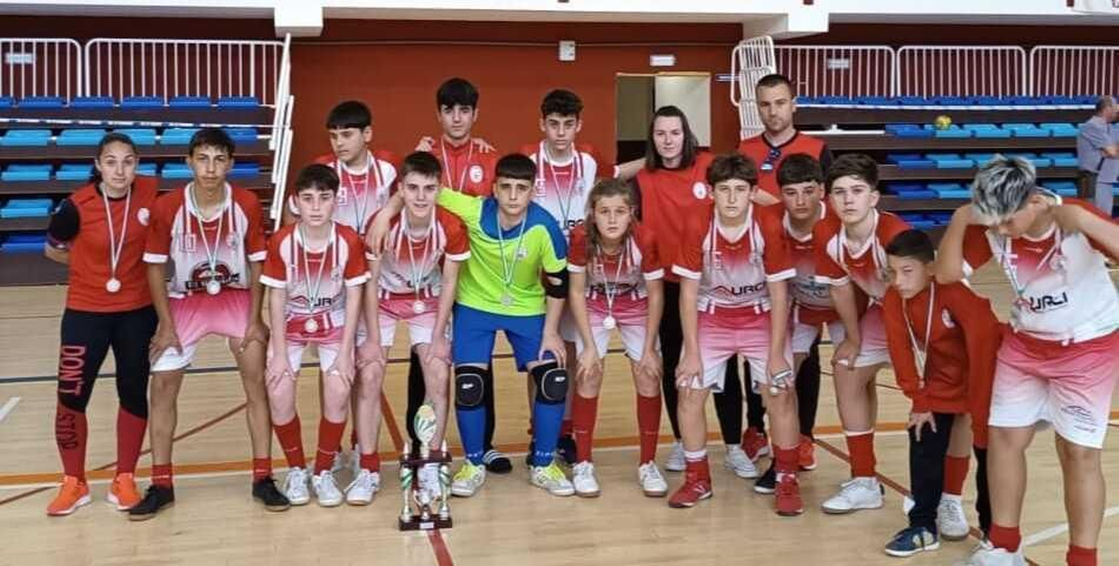 El conjunto alhameño posa con el título de subcampeón de Andalucía.