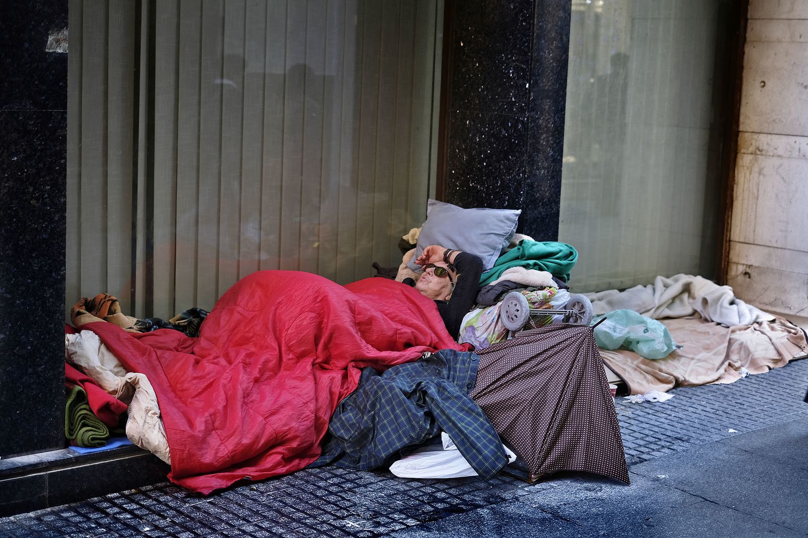 Estado en el que se encuentra la fachada del antiguo Juzgado de Menores, donde una persona sin hogar pernocta a diario.