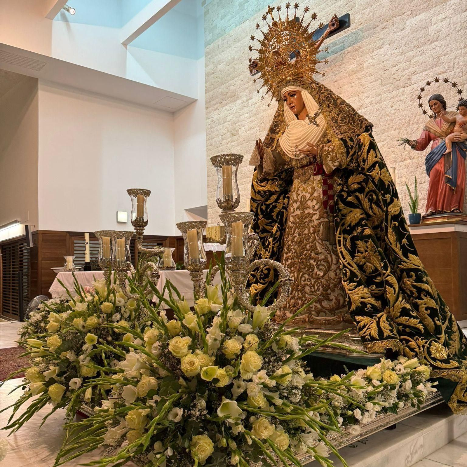 Así ha amanecido la Esperanza de Triana, ya preparada para la Función y el traslado a la parroquia de Jesús Obrero este domingo