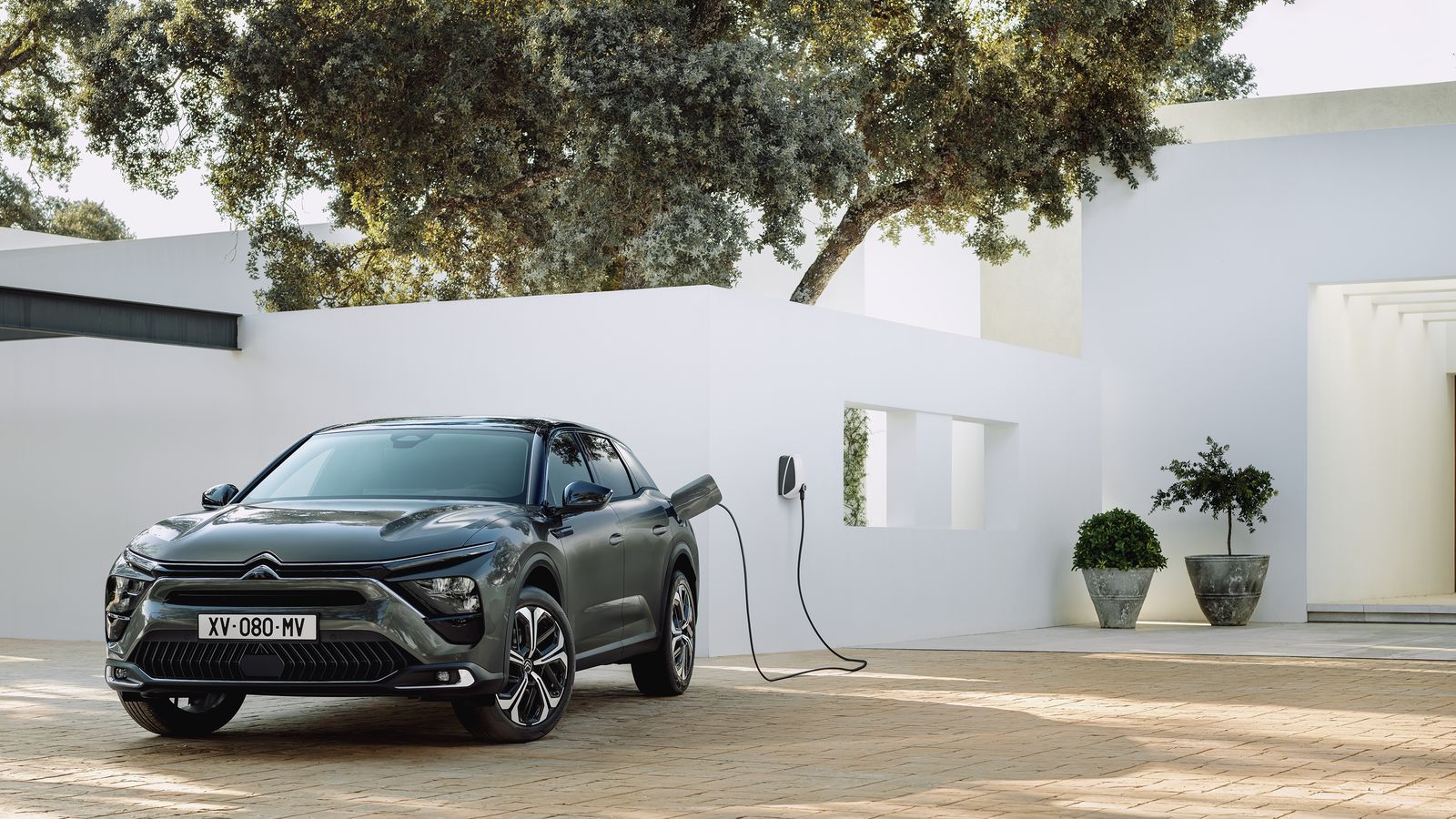 Inicialmente, se pondrá a la venta con una versión híbrida enchufable de 225 CV ya conocida por emplearse en otros modelos de la marca, como el C5 Aircross, o el grupo industrial.