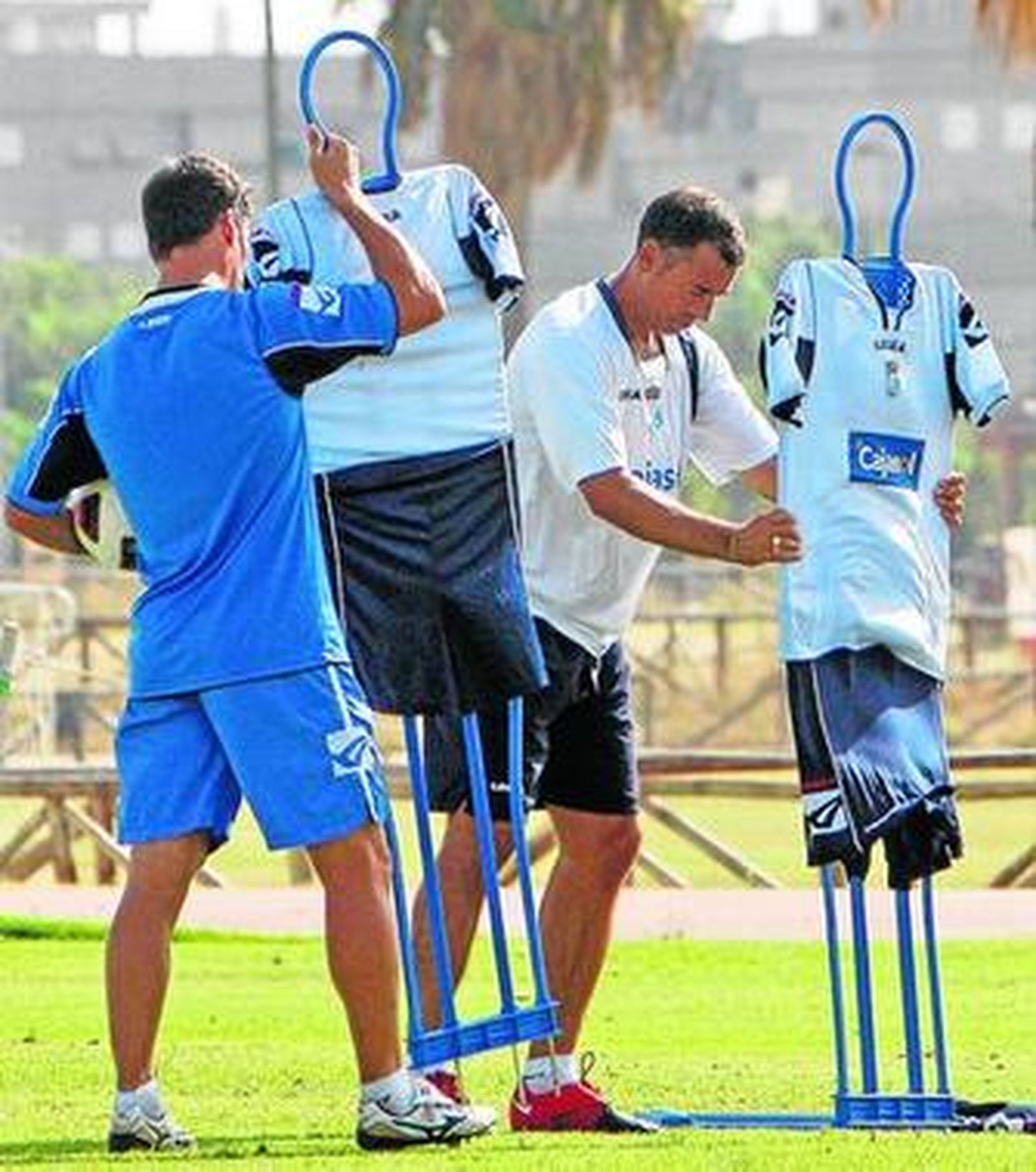 Javi López, ayer en el Anexo, colocando una barrera junto a Mario Bermejo para ensayar las faltas.