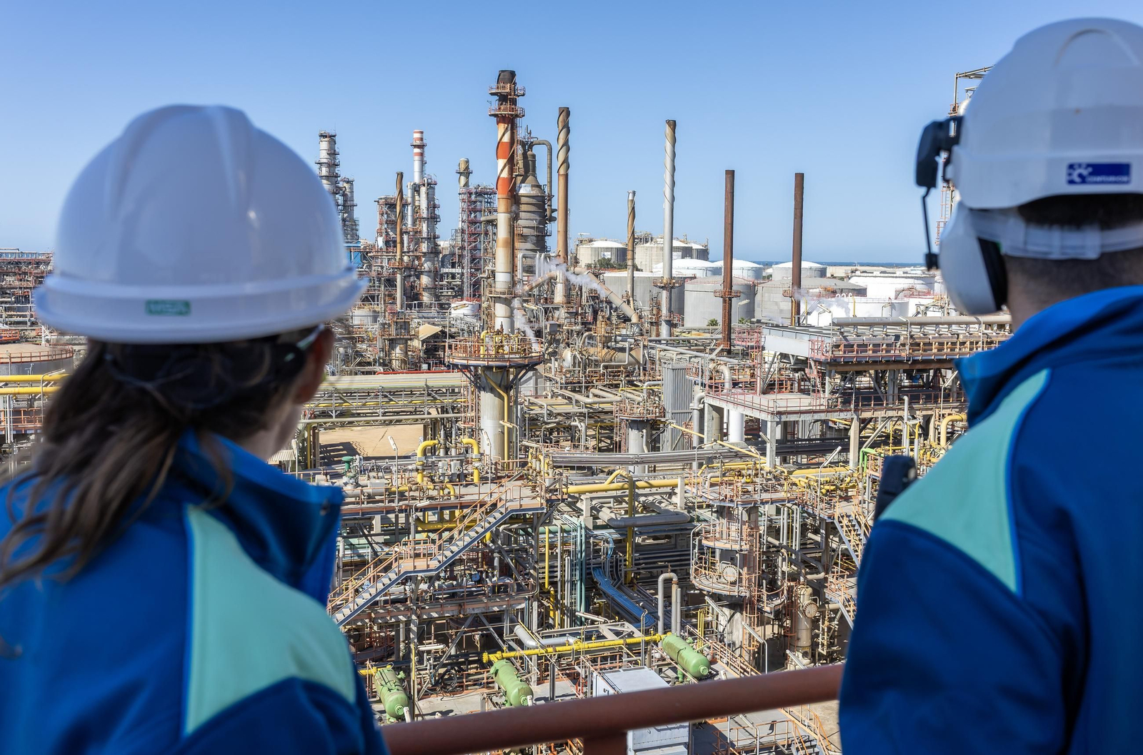 Dos trabajadores en el Parque Energético La Rábida de Moeve en Palos de la Frontera (Huelva)