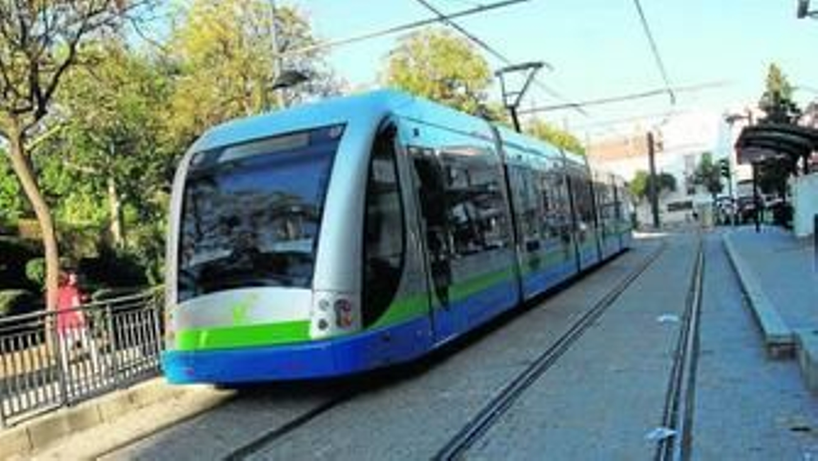 El tranvía, a su paso por las calles del municipio.