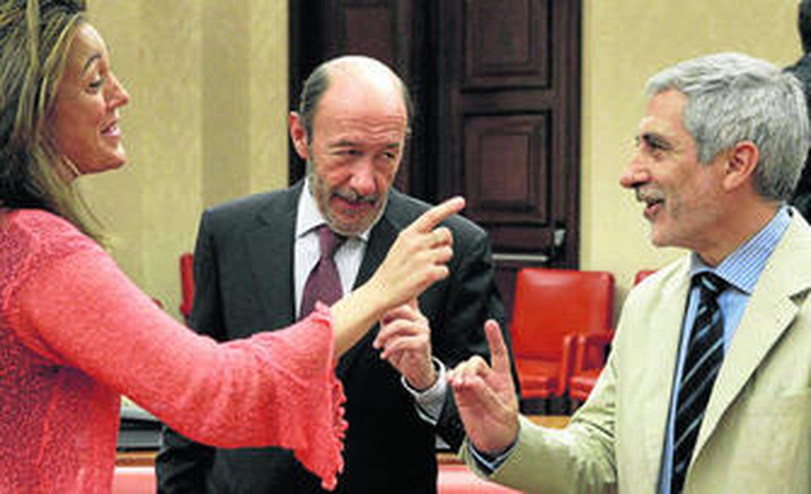 Alfredo Pérez Rubalcaba, en el centro, junto a Soraya Rodríguez y Gaspar Llamazares, ayer en el Congreso de los Diputados.