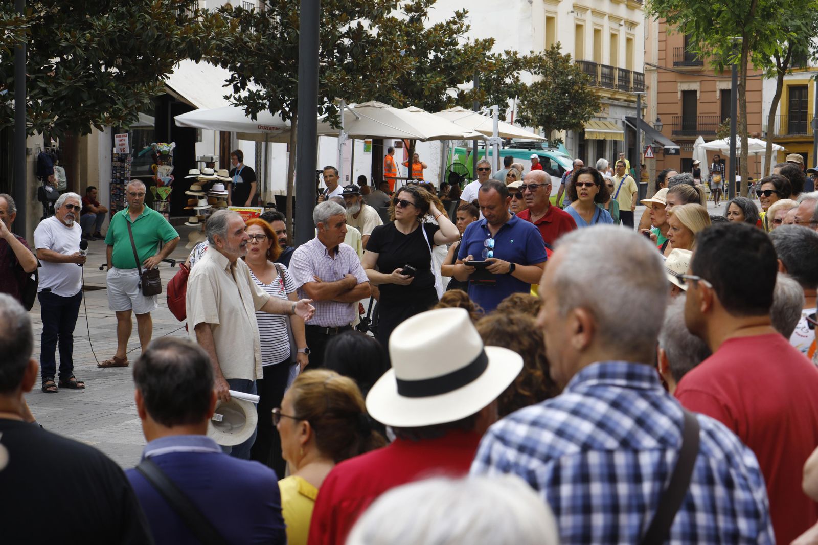La protesta de los colectivos de memoria histórica ante el Ayuntamiento de Córdoba, en imágenes