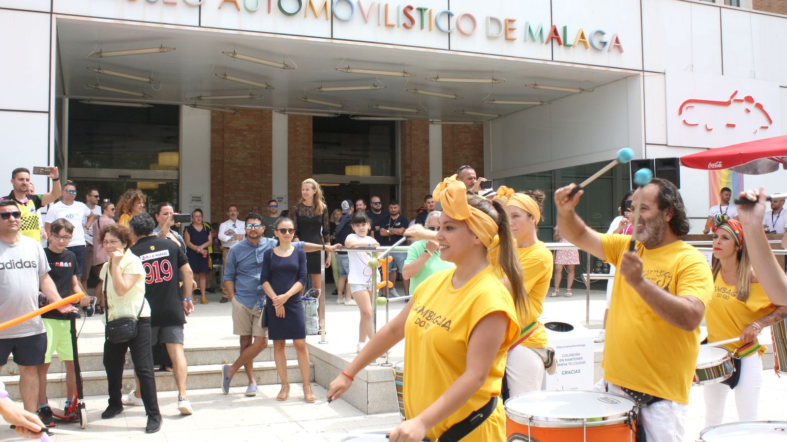 Actuación de Sambagua do Rio a las puertas del Museo Automovilístico y de la Moda.