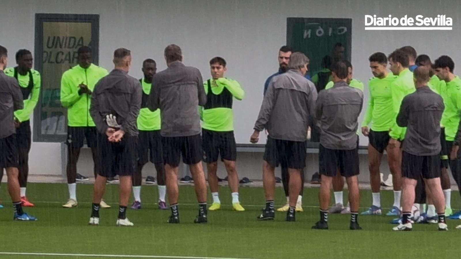 Pellegrini da la charla ante su equipo a la vuelta de los entrenamientos