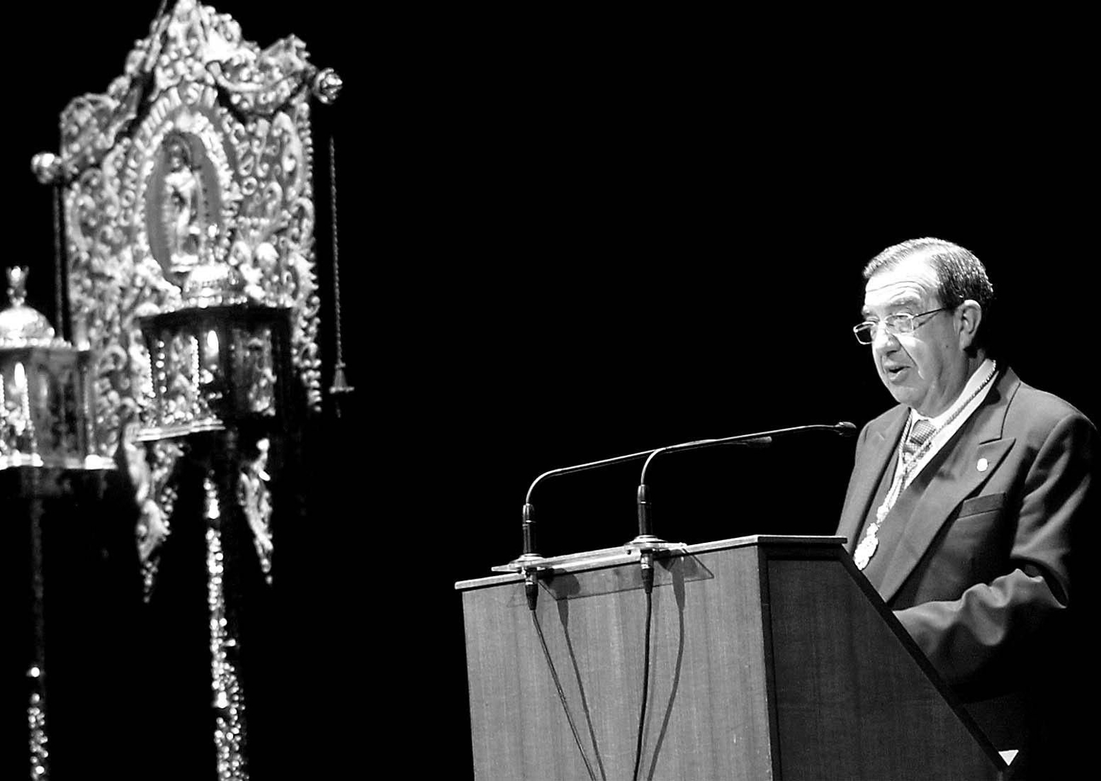 Cerezo en su Pregón de la Semana Santa gaditana de 2002, ante el simpecado de La Palma.