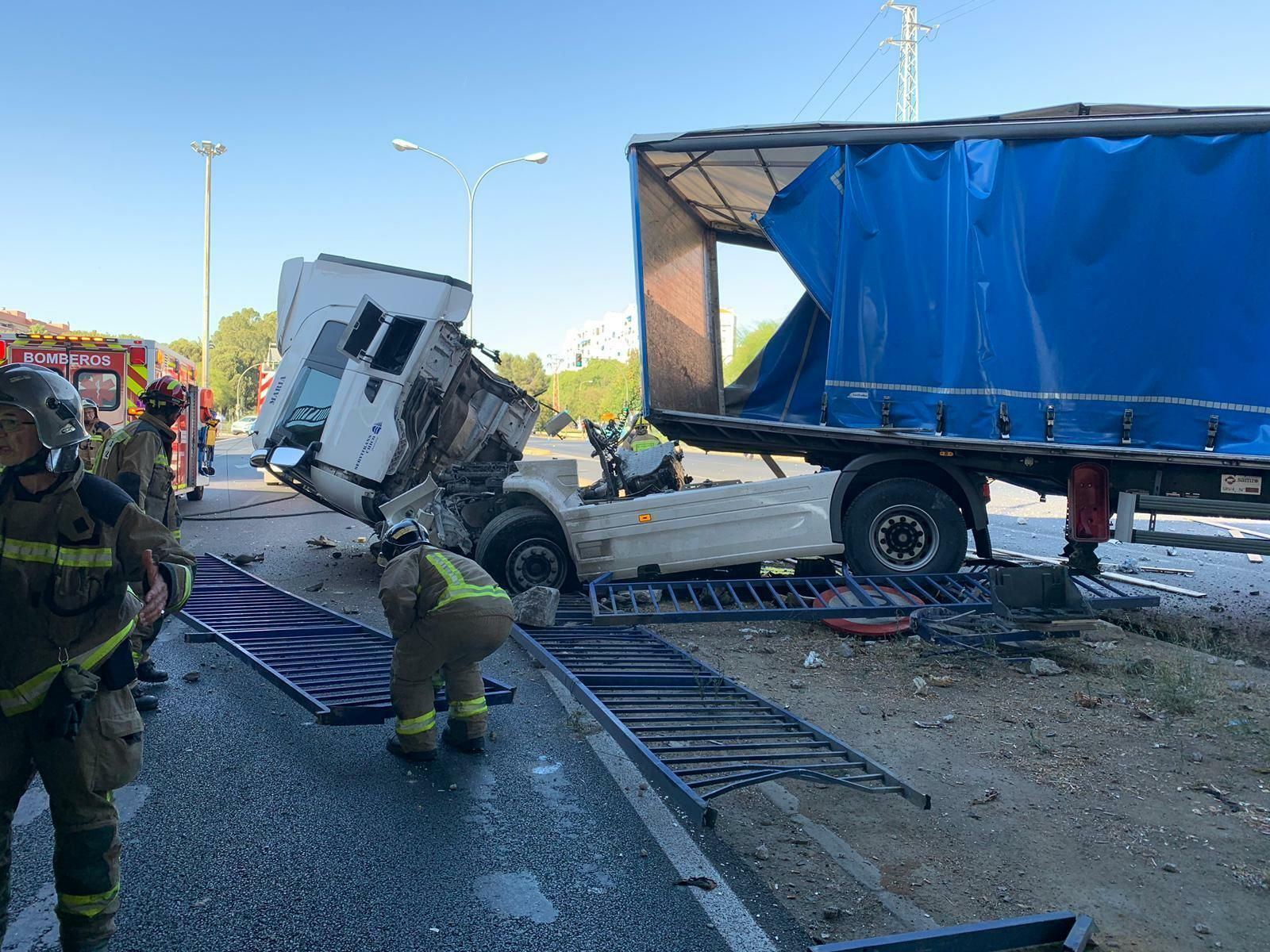 Las imágenes del camión accidentado en Montes Sierra