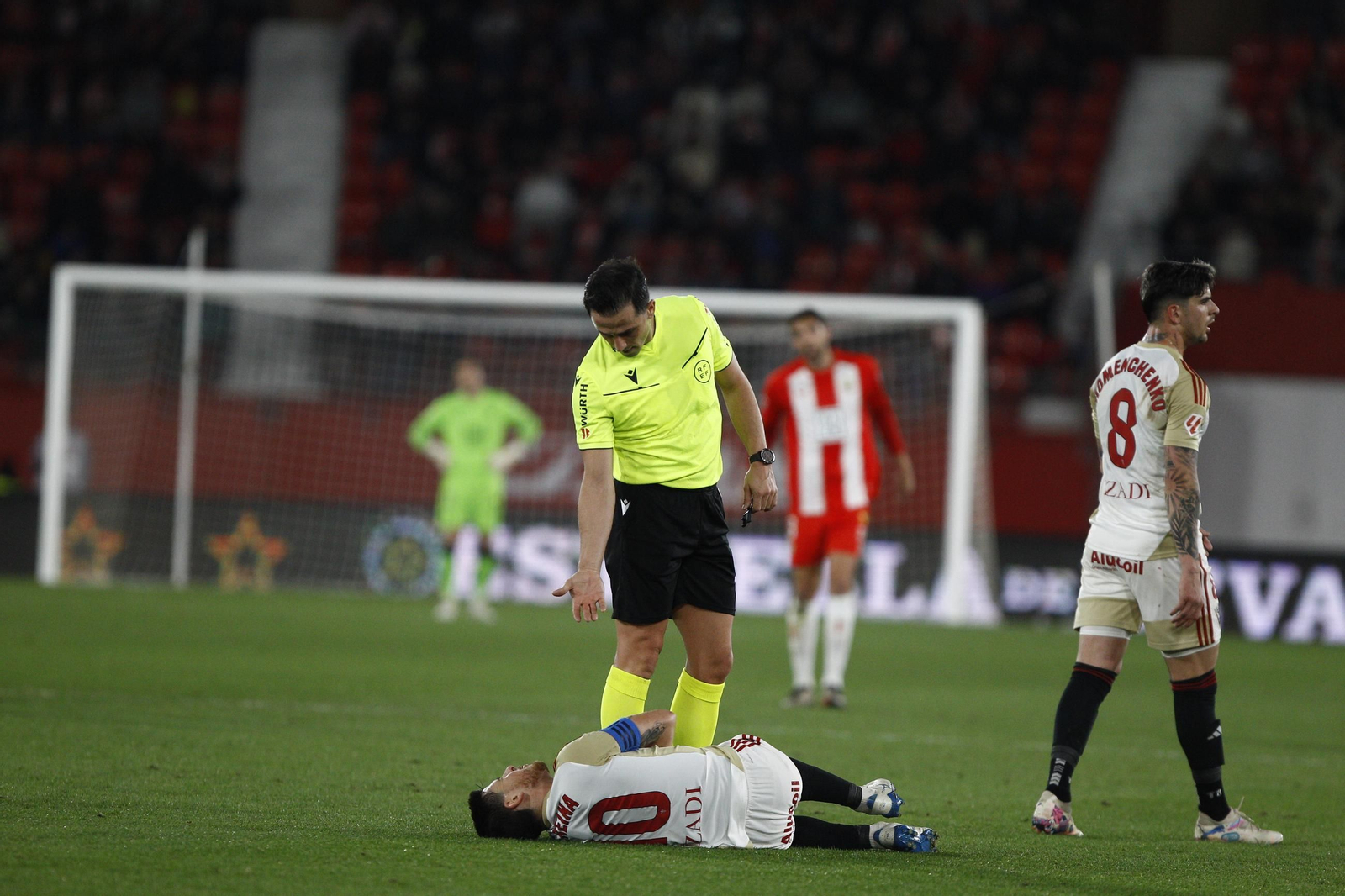 La U.D. Almería se impone por 1-0 al C.D. Mirandés y alcanza la segunda plaza, en imágenes
