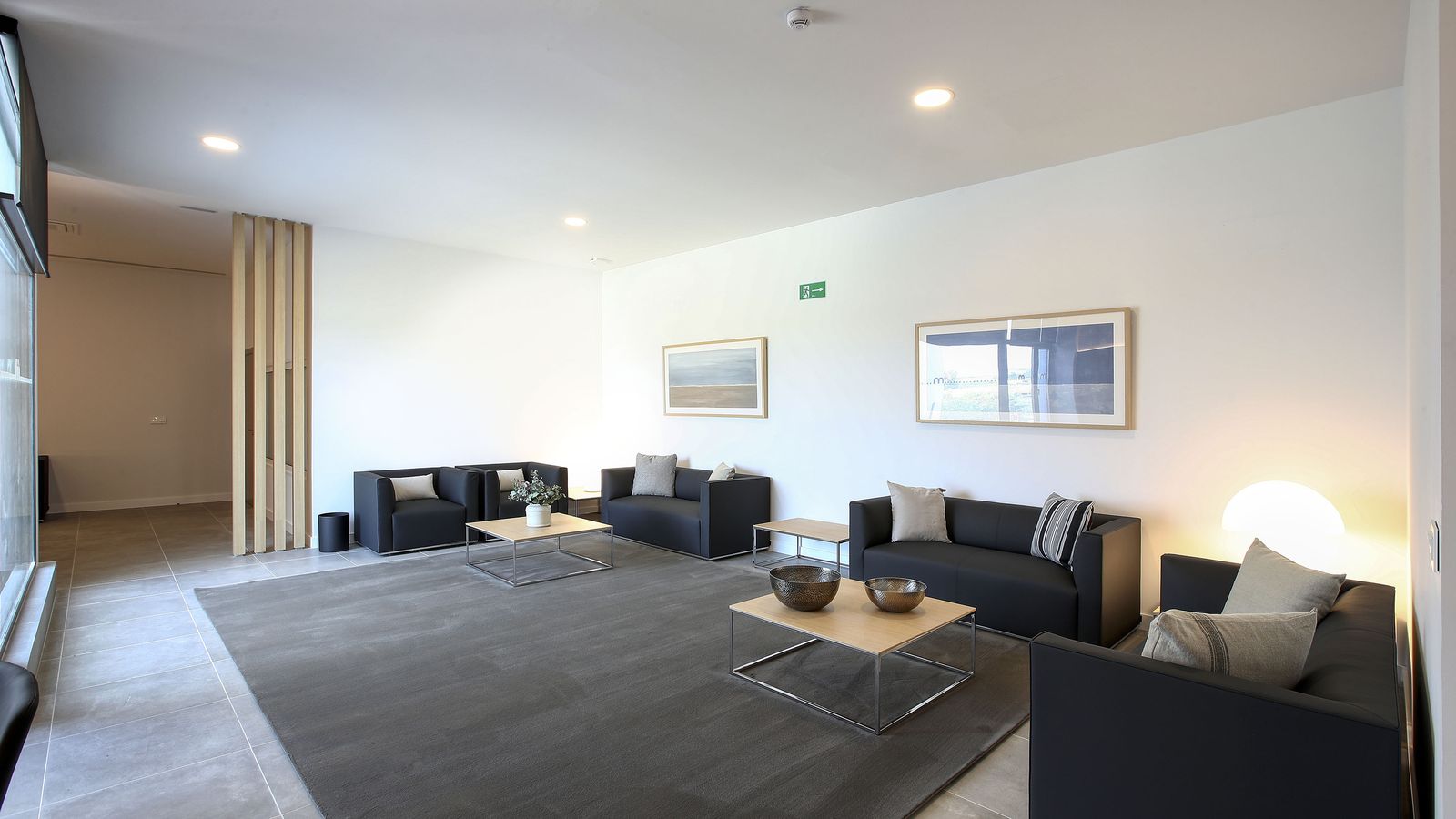 Amplias salas del tanatorio.