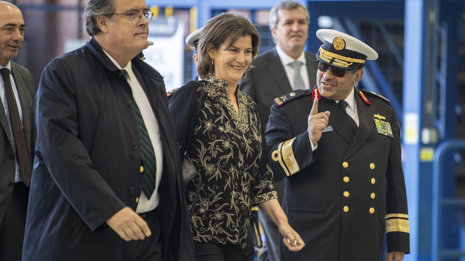El contralmirante saudí, Fahad Ali Alfuraidan, junto a la presidenta de Navantia.  Susana Sarriá, en la factoría isleña, el día del corte de chapa.