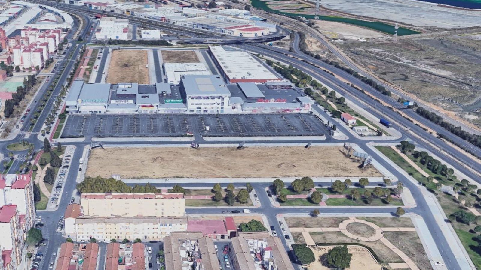 Vista aérea de la parcela que se va a urbanizar y dividir en cuatro frente al actual parque comercial.